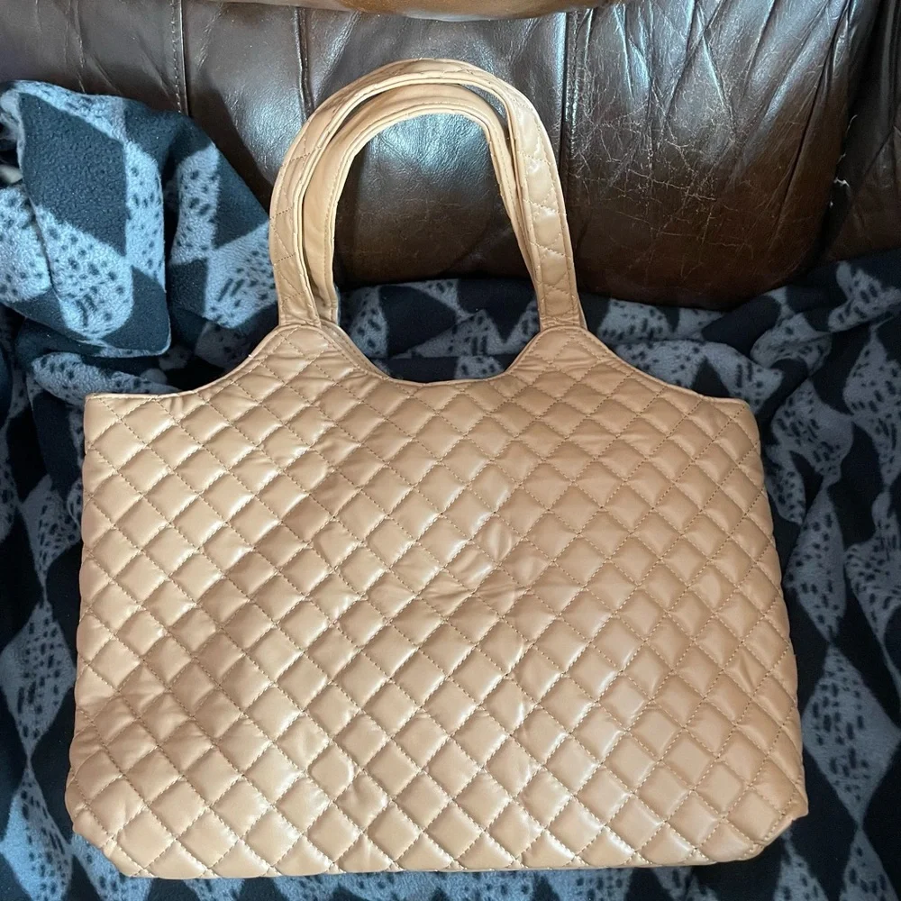 Saint Laurent Icare Beige Quilted Tote - Picture 3 of 7